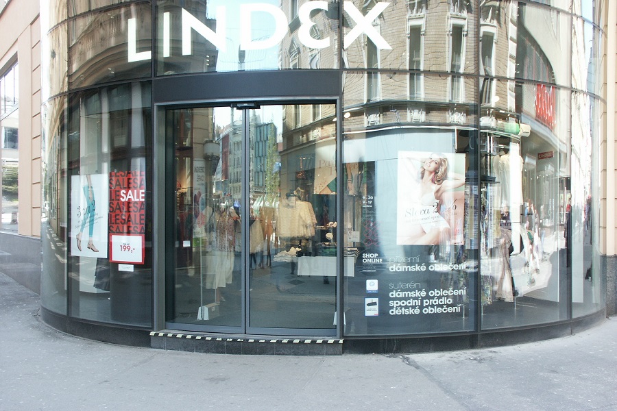 Obloukové automatické dveře